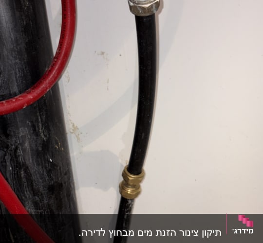 צינורות מים ואביזרי חיבור על קיר